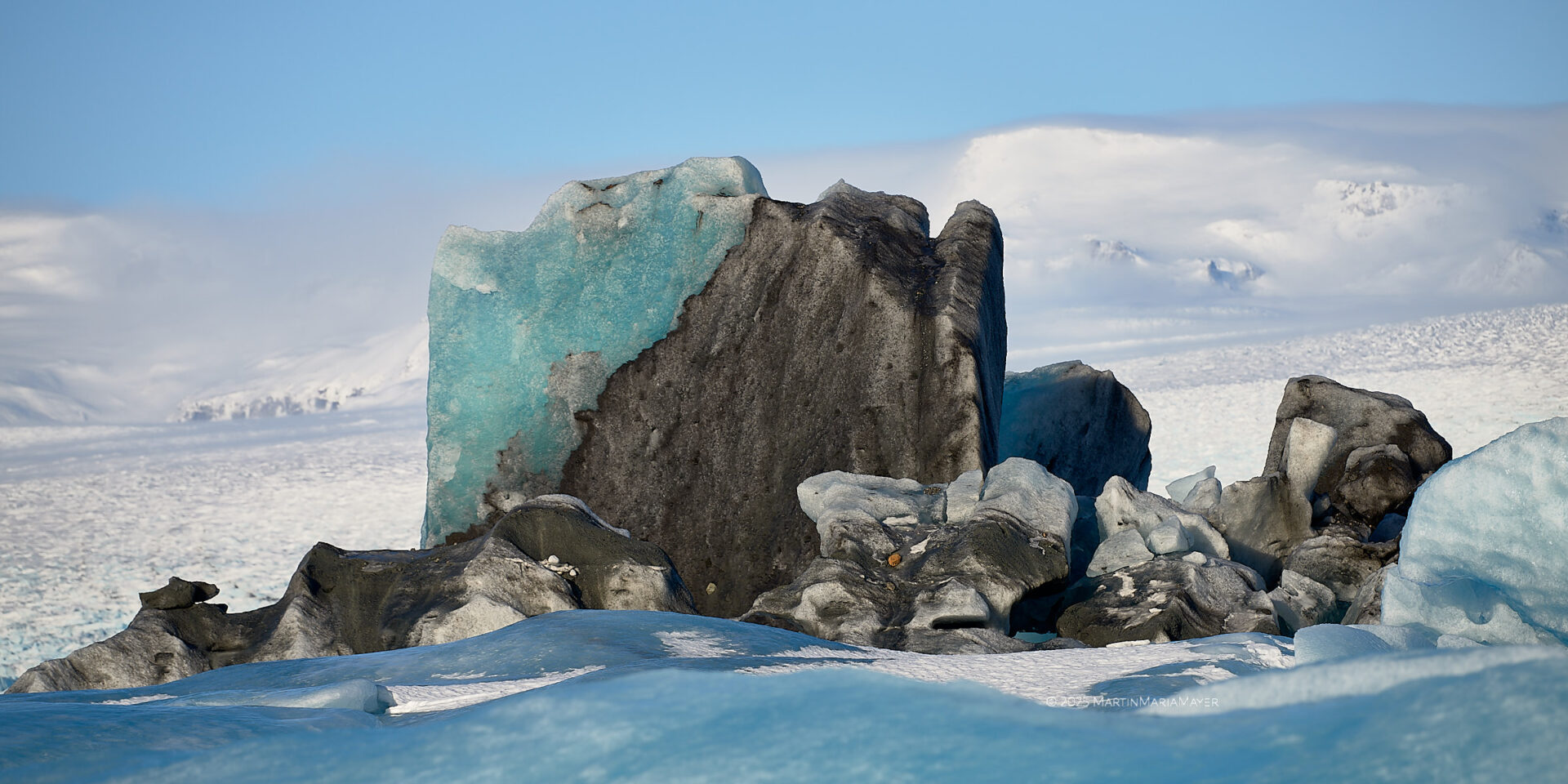 Türkis leuchtendes Gletschereis in der Jökulsárlón Gletscherlagune im Winter in Island.