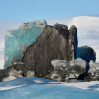 Türkis leuchtendes Gletschereis in der Jökulsárlón Gletscherlagune im Winter in Island.