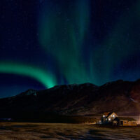 ; Aurora Borealis an der Bólstaðarhlíðarkirkja, nahe Blönduós, Island