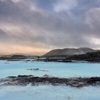 Aussenbereich der Bláa Lónið (Blaue Lagune) am Thermalfreibad bei Grindavik in Island.
