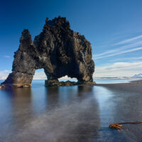 Hvítserkur, ein imposanter Basaltfelsen im Húnafjörður Fjord an der Ostküste der Halbinsel Vatnsnes auf Island in der winterlichen Nachmittagssonne.