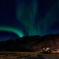 ; Aurora Borealis an der Bólstaðarhlíðarkirkja, nahe Blönduós, Island